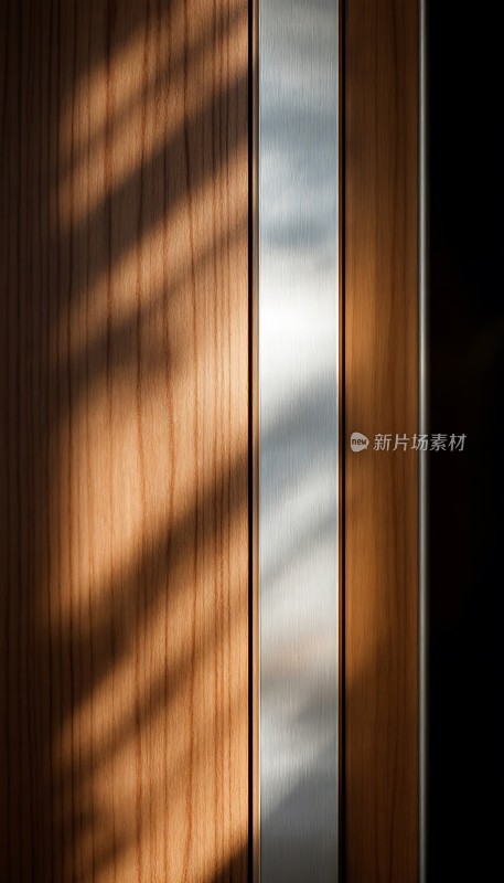 阳光下的木纹与金属条