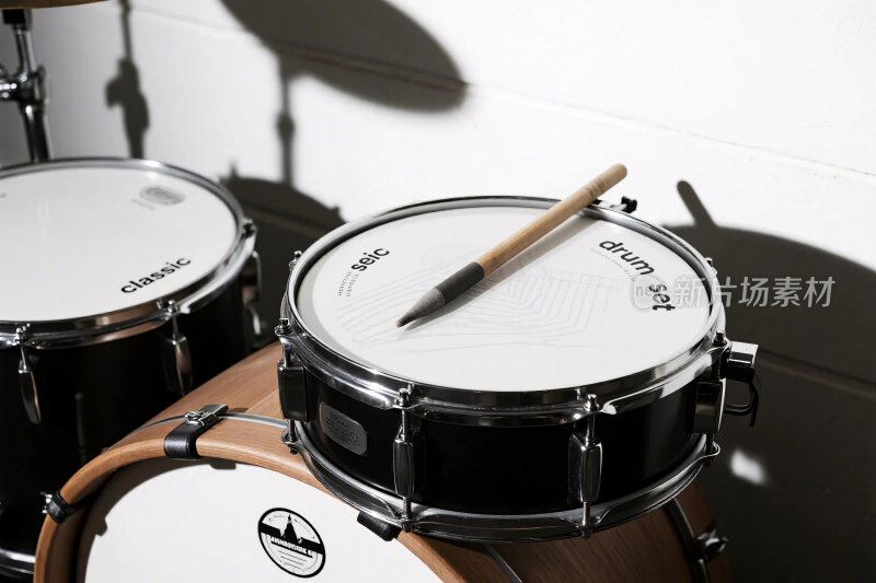 架子鼓与鼓棒展示