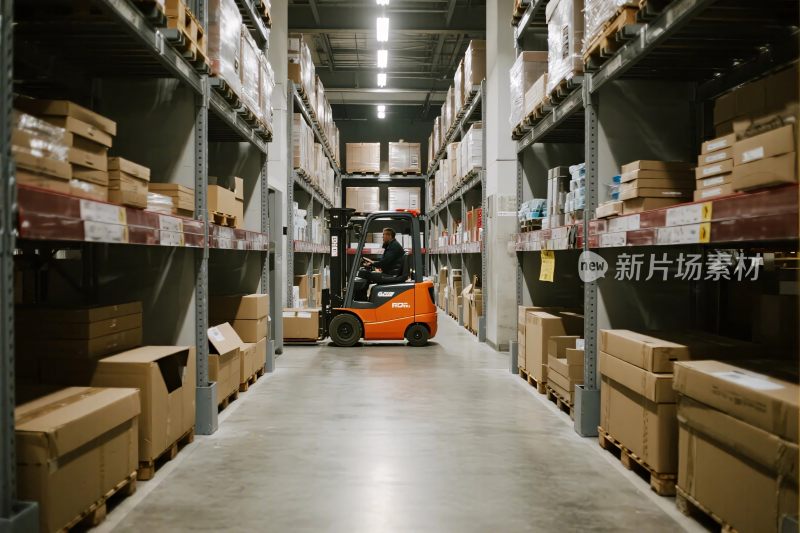 仓库内的叉车作业场景