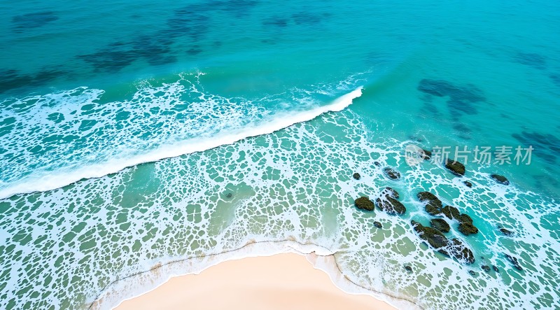 碧蓝海浪轻拍沙滩