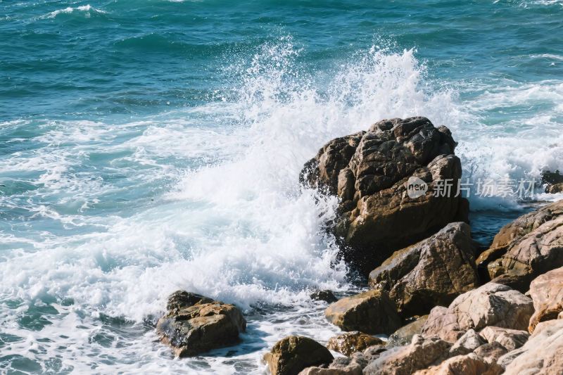 海浪冲击岩石景观