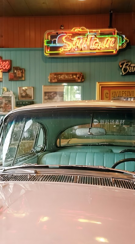 复古汽车与霓虹灯招牌的完美融合