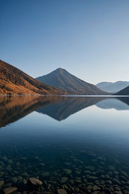 山倒映在湖的静水中高清图片