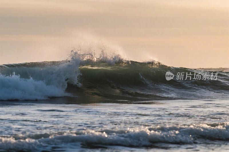 海浪在夕阳下翻涌