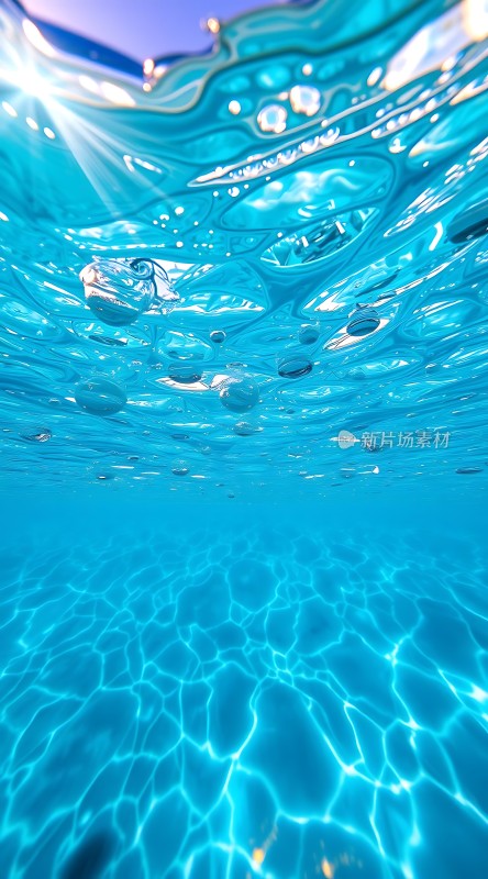 阳光下的蓝色水波