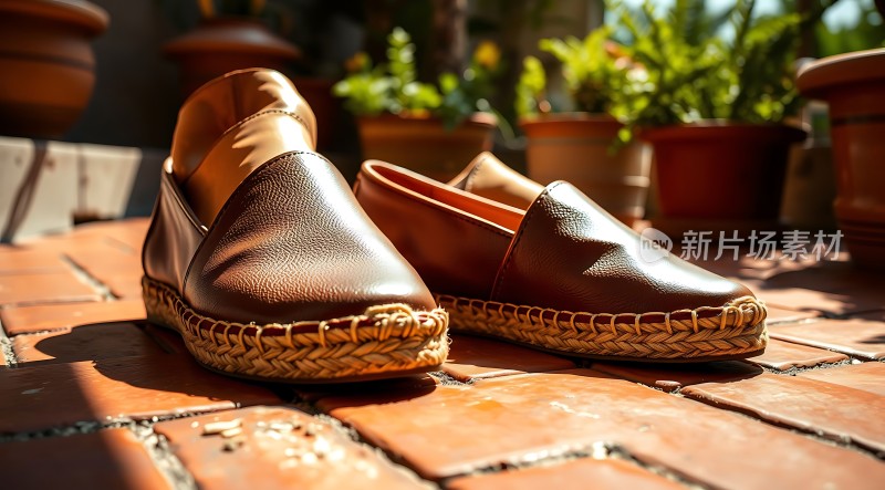 阳光下的棕色编织鞋