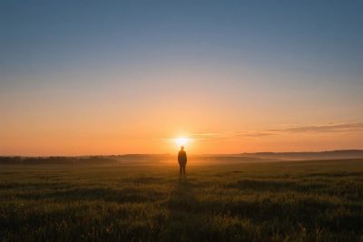 夕阳下的草地人影