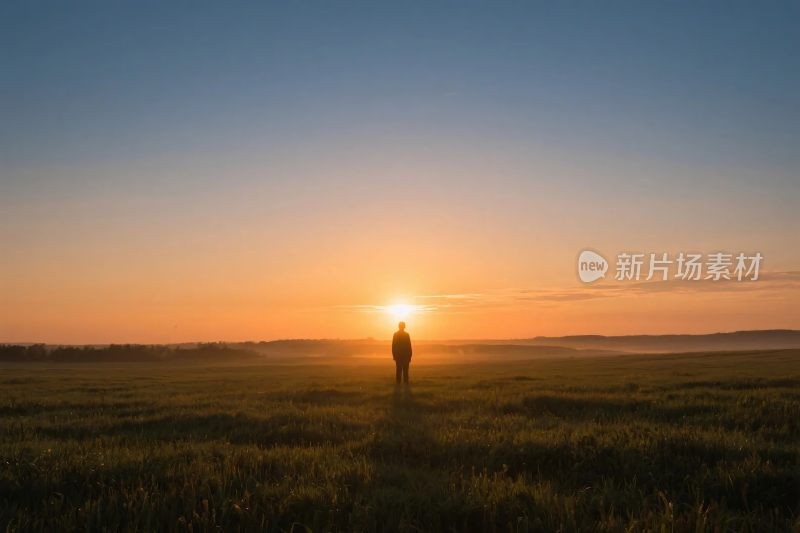 夕阳下的草地人影