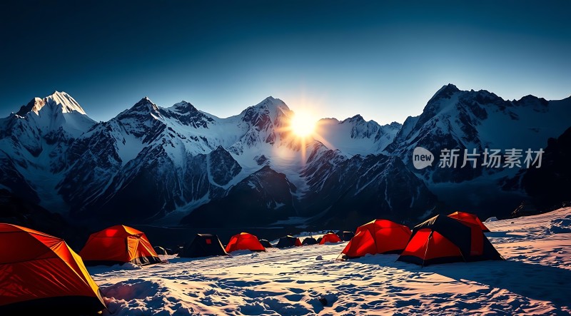 雪域帐篷阳光下的雪山美景