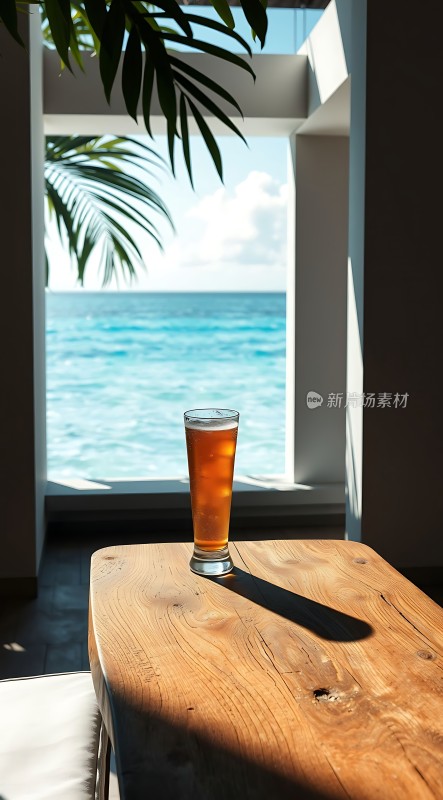 阳光下的海景啤酒时光