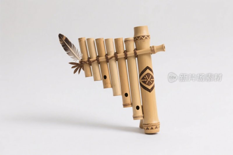 竹制管乐器与羽毛装饰