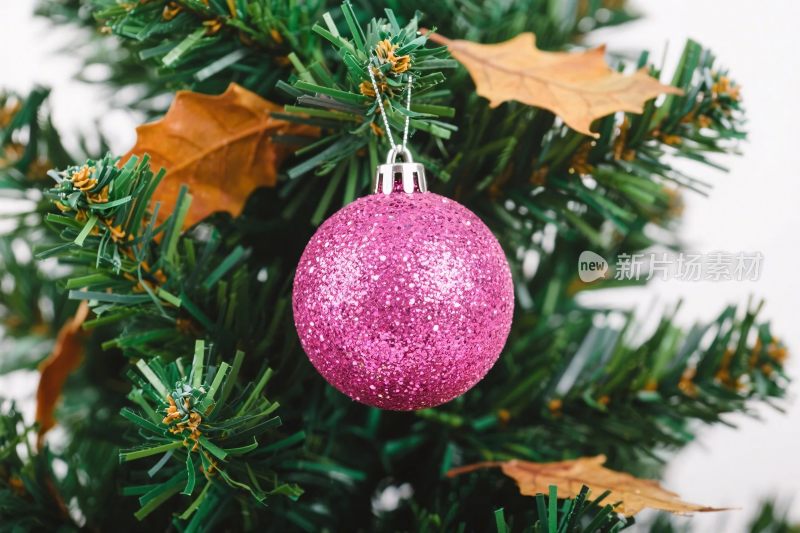 圣诞树上的粉色球饰