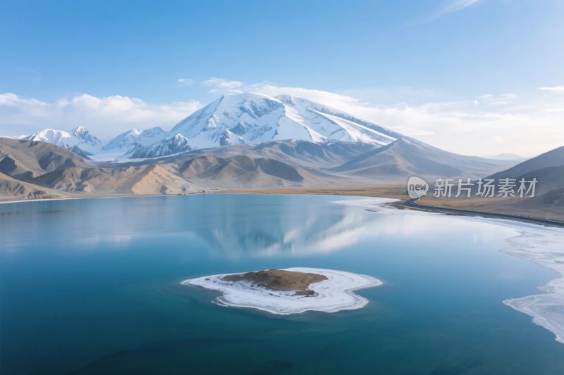 雪山湖泊自然风光图