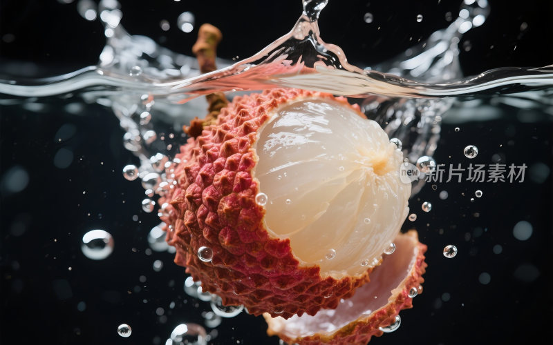 新鲜荔枝掉入水里