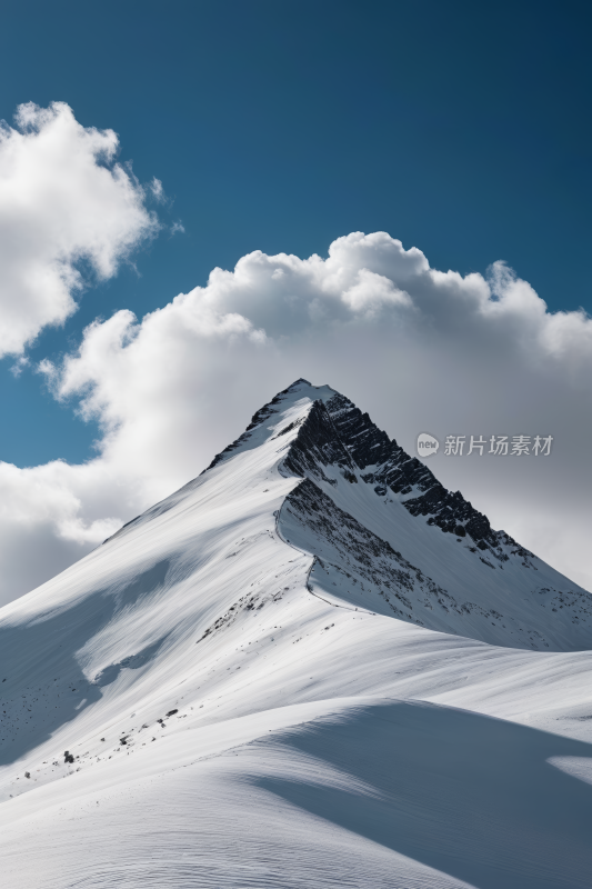 一座被雪覆盖的高山清风景摄影图片