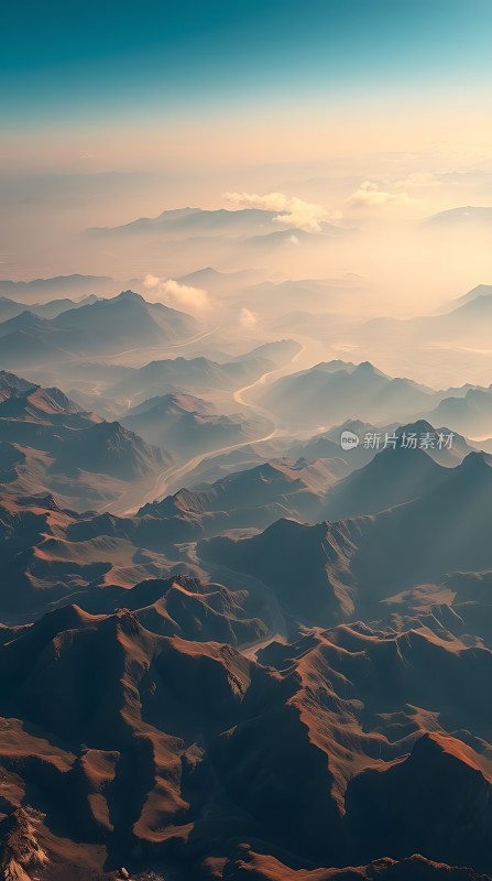 晨曦下的壮丽山脉与云海