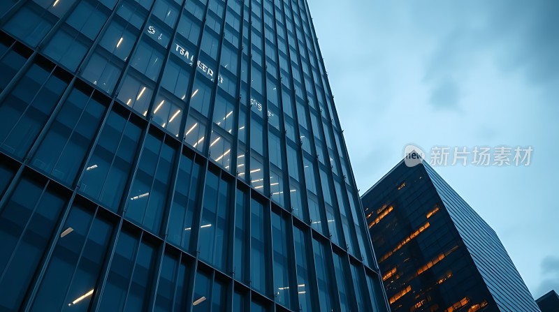 摩天大楼夜幕下的璀璨光芒