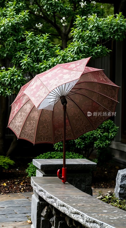 红色油纸伞下的宁静时光