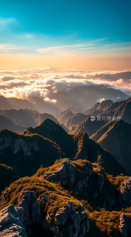 日出云海映山峦金光洒满大地间