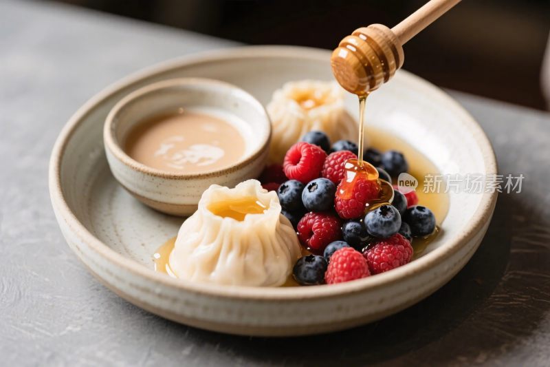 美食甜点配浆果蜂蜜