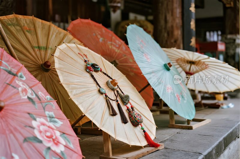 传统彩色油纸伞陈列