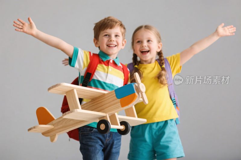 两个小孩玩木飞机场景