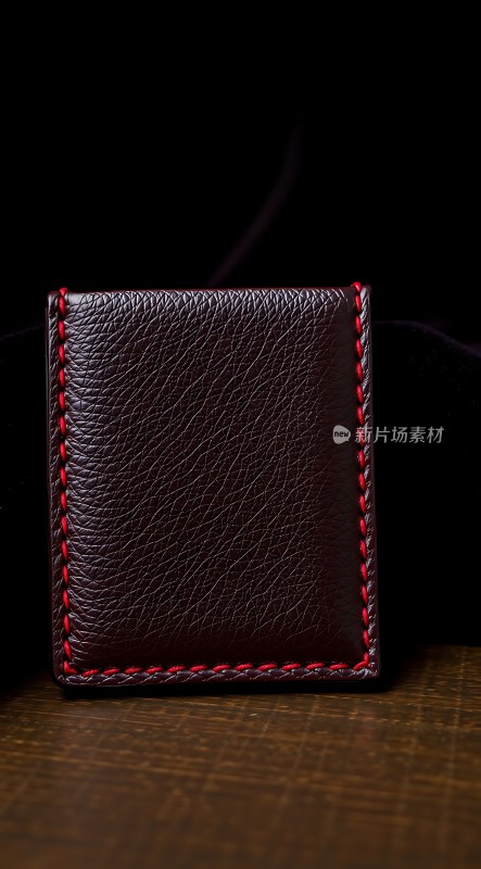 红色缝线棕色皮具