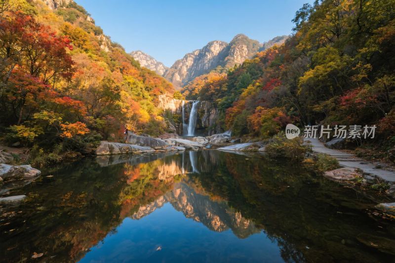 秋日山间瀑布美景