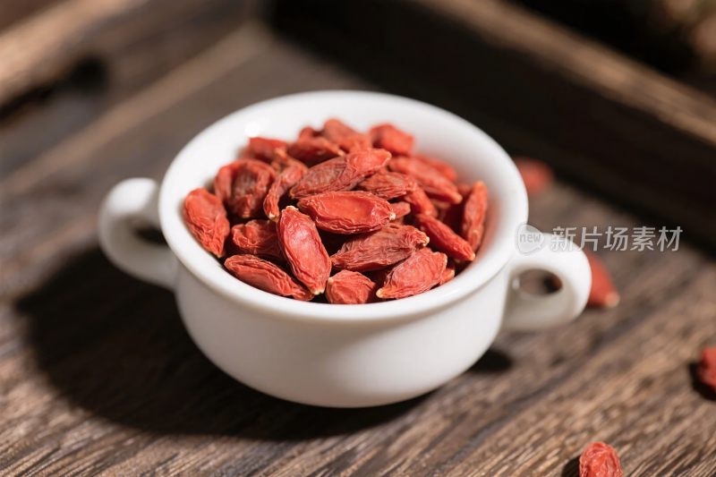 枸杞瓷碗特写