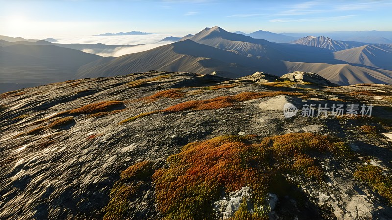 晨光下的山脊风光