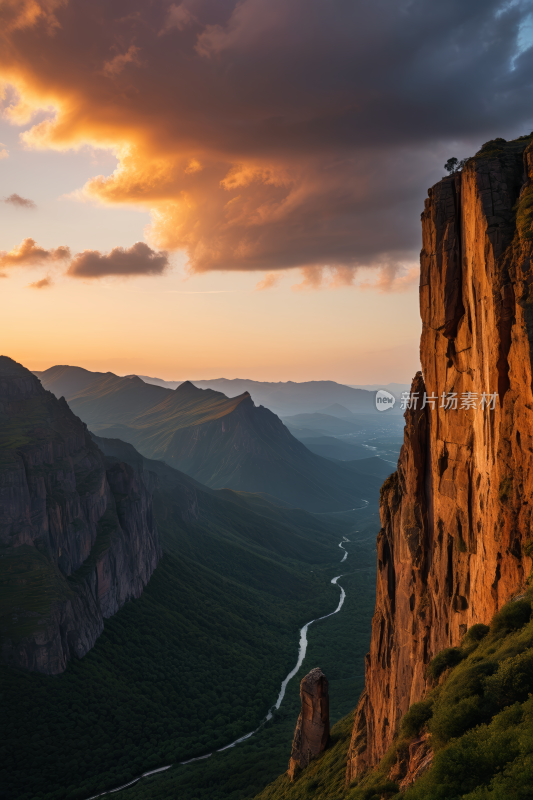 日落时分山脉一条河流穿过高清风景图片