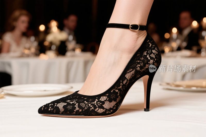 黑色蕾丝高跟鞋特写