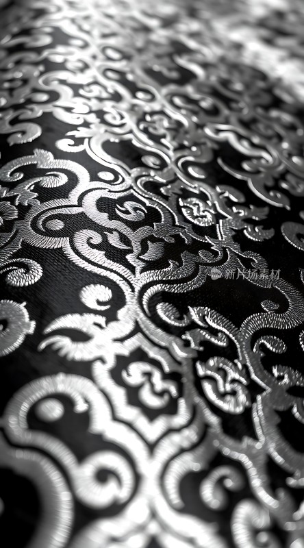 银色花纹布料特写