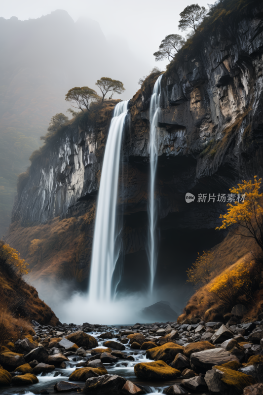 山上的瀑布有几棵树和几块岩石高清风景图片