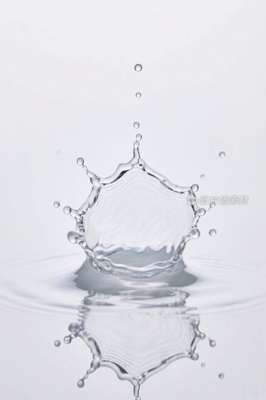 水滴水花溅起倒影