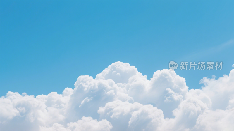 澄澈蓝天中的云朵与阳光射线