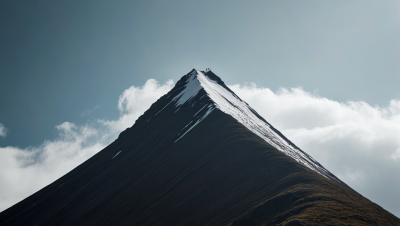 一座白雪覆盖山峰高清风景图片