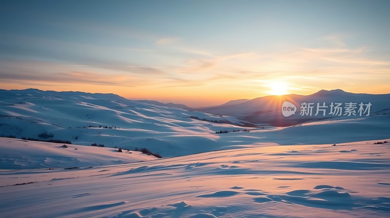 日出雪原宁静而壮丽