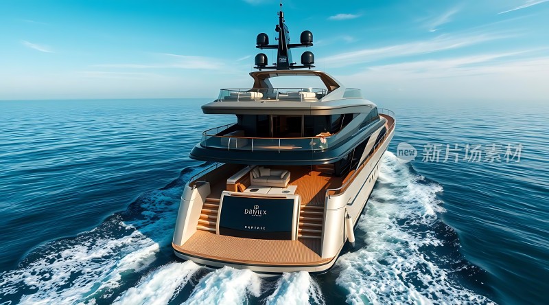 豪华游艇驶向蔚蓝大海