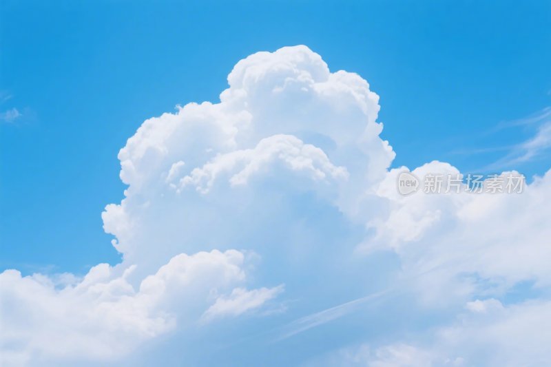 蓝天与蓬松云朵