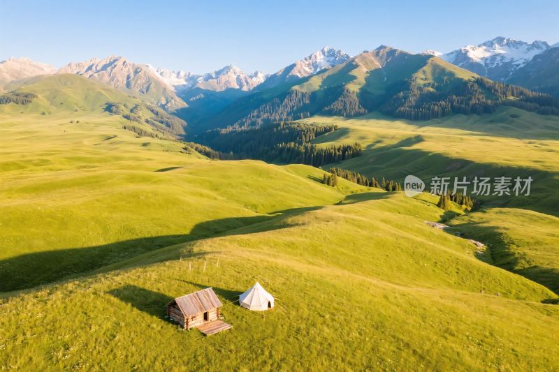 草原雪山自然风光图