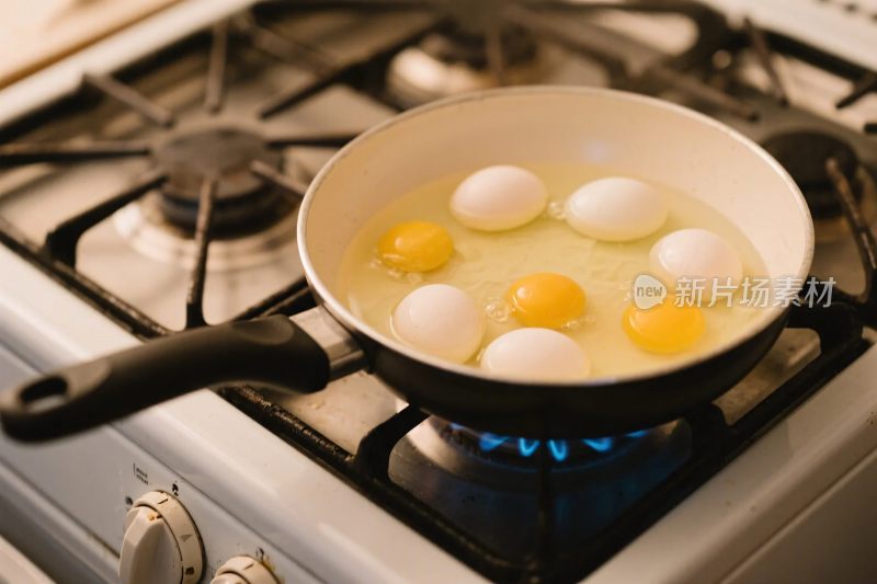 燃气灶煎鸡蛋场景