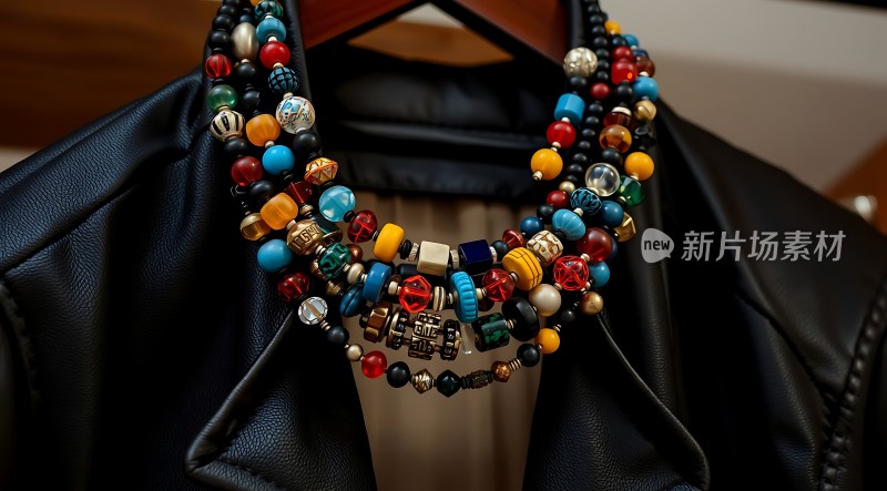 多彩珠串项链配皮衣