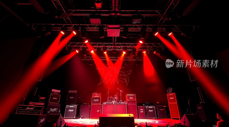 红色舞台灯光下的乐队演出现场