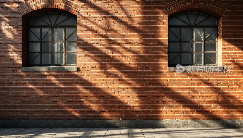红砖墙上的光影交错之美
