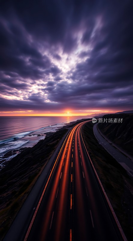 日落时分的沿海公路