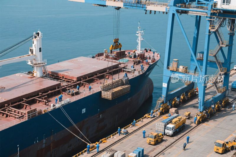 港口货轮与起重机作业场景