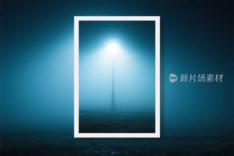 蓝色光影中的白色框架画面