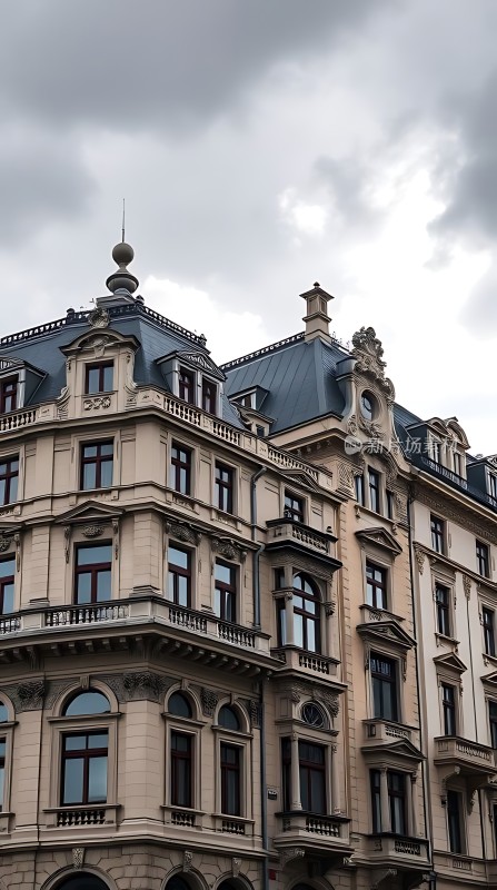 云雾缭绕下的欧式建筑群