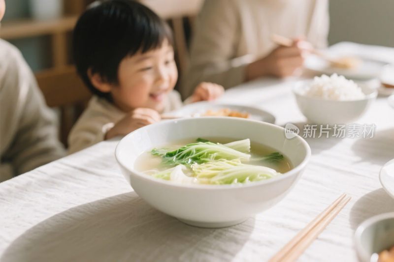 家庭用餐温馨场景